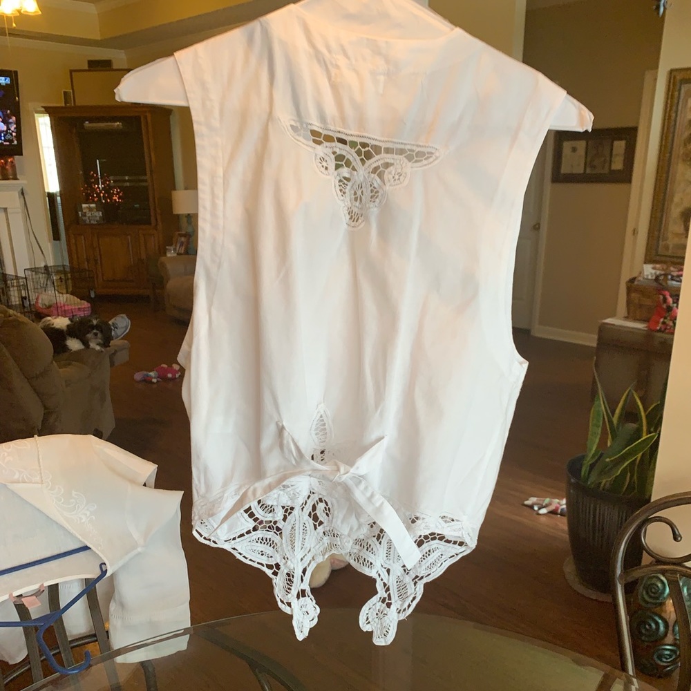 White VEST BEAUTIFUL ON SIZE MEDIUM👠